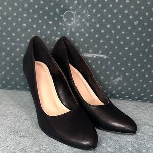 Classic Black Heels with Pointed Toe and Medium Heel